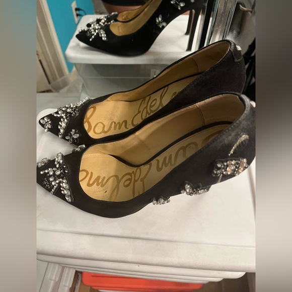 Sam Edelman Black Suede Heels with Bee Embel.8.5 - Picture 5 of 7